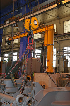 palan dans atelier de r&eacute;paration de train