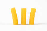 Rigatoni su sfondo bianco