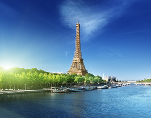 Fototapeta premium Seine in Paris with Eiffel tower in sunrise time