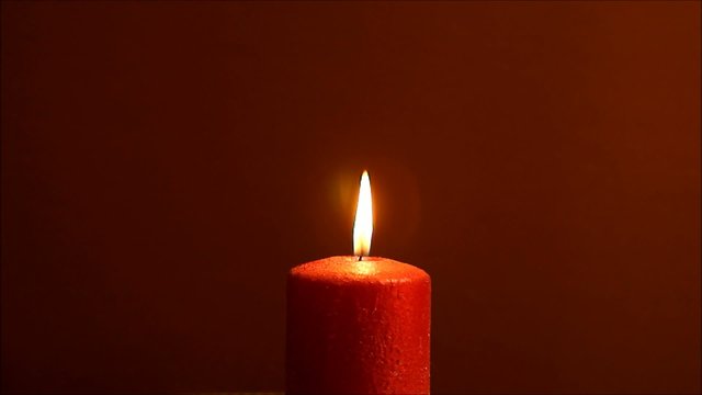 eine rot leuchtende kerze