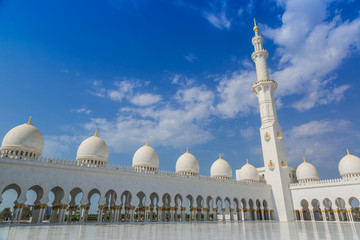 Fototapeta na wymiar Abu Dhabi Biały Meczet Sheikh Zayed
