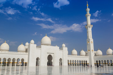 Fototapeta na wymiar Abu Dhabi Biały Meczet Sheikh Zayed