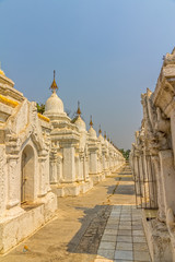 Fototapeta na wymiar Kuthodaw Pagoda
