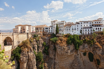 Fototapeta na wymiar Most i domy na skraju przepaści w miasta Rhonda, Hiszpania