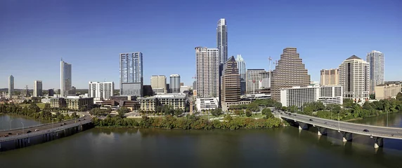 Zelfklevend Fotobehang Een zicht op de skyline van Austin op zonnige dag in Texas © kennytong