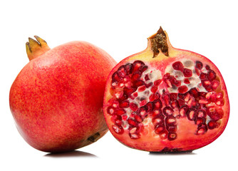melograno fresco in fondo bianco