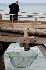 p&ecirc;cheur sur une jet&eacute;e