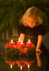 Kind mit Adventskranz zu Weihnachten