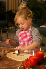 Kind zu Weihnachten im Advent beim Plätzchen backe