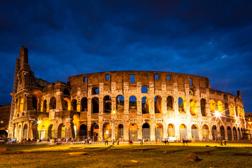 Fototapeta na wymiar Włochy Koloseum w nocy podświetlane