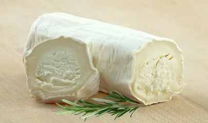 Foto op Plexiglas fromage de chèvre sur planche à découper © Maurice Metzger