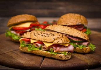 Foto auf Acrylglas Snack Sandwiches auf dem Holztisch