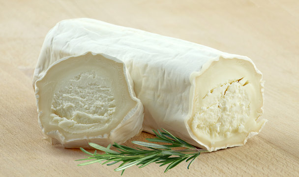 fromage de ch&egrave;vre sur planche &agrave; d&eacute;couper