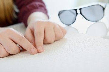 Finger ertastet Blindenschrift