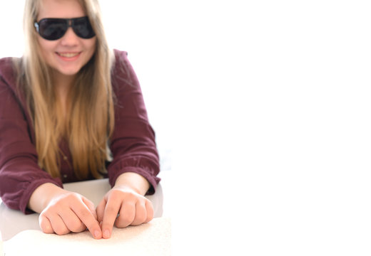 Junge blinde Frau liest Braille