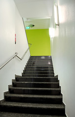 Modernes Treppenhaus mit Marmortreppe in Geschäftshaus
