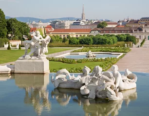 Zelfklevend Fotobehang Vienna - fountain of Belvedere palace and town © Renáta Sedmáková
