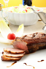 Anatra petto cucinato e servito in tavola