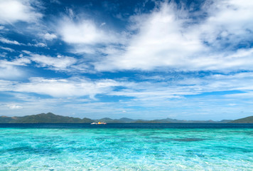 Fototapeta na wymiar Beautiful tropical sea and blue sky
