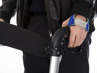 Mann mit Rollator ausschnitt