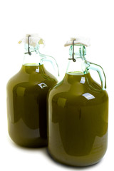 Bottiglie di olio extra vergine di oliva fresco