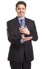 Manager erklärt im Studio vor weißem Hintergrund