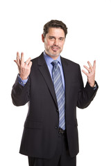 Manager erklärt im Studio vor weißem Hintergrund