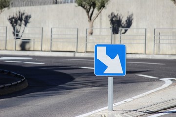 Balise de sens de circulation obligatoire