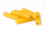 Rigatoni su sfondo bianco