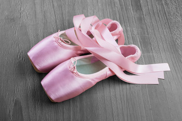 new pink ballet pointe shoes