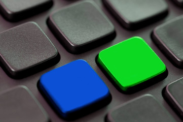 Clavier d'ordinateur noir, touches vert bleu