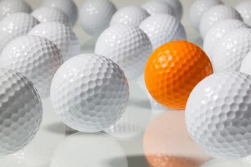 Papier Peint photo Lavable Golf De nombreuses balles de golf sur une table en verre