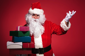 Naklejka premium santa claus is inviting you to get some presents