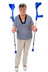 Ältere Frau mit Krücken