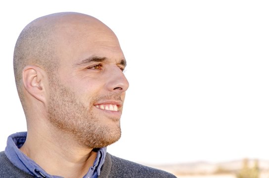 Retrato de hombre joven feliz