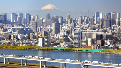 Obraz premium 東京都市風景 朝日で赤く染まる富士山と東京都心の街並
