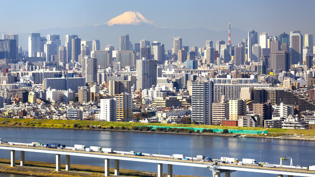 東京都市風景　朝日で赤く染まる富士山と東京都心の街並