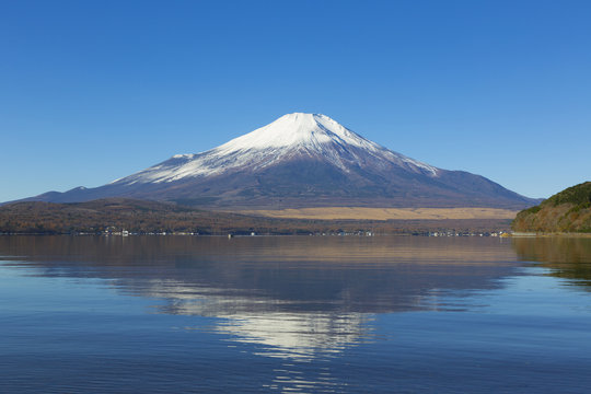 快晴青空の富士山と山中湖（湖畔に写る逆さ富士）