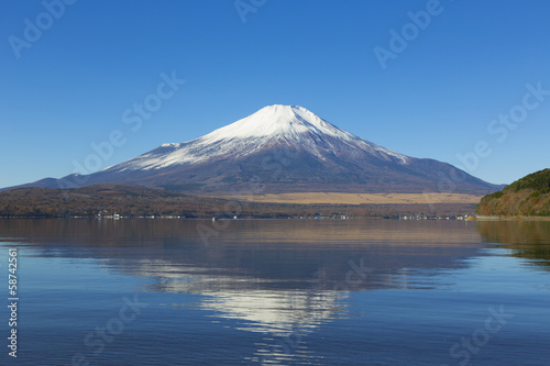 快晴青空の富士山と山中湖 湖畔に写る逆さ富士 Wall Mural Oka