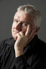 Symathischer Mann vor dunklem Hintergrund