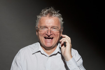 Fr&ouml;hlich lachender Mann