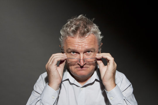 Mann mit kontrollierendem Blick