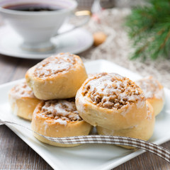 Hefegebäck mit Nüssen und Zuckerglasur