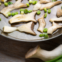 In Scheiben geschnittene Kräuterseitlinge braten in einer Pfanne