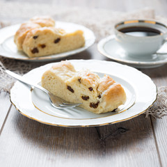 Rosinen-Striezel mit Zuckerguss