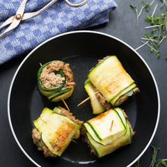 Gebratene Sojahack-Zucchini-Röllchen