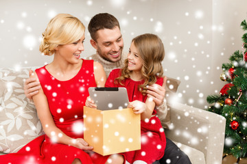Obraz na płótnie Canvas smiling family with tablet pc