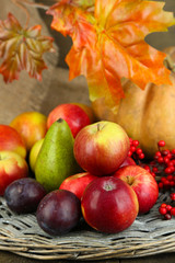 Naklejka na ściany i meble Jesienią skład owoców i dynie na stole zbliżenie