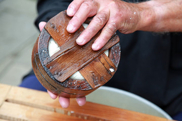 manos de pastor haciendo queso país vasco 0168f