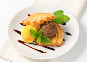 Ice cream with puff pastry biscuits
